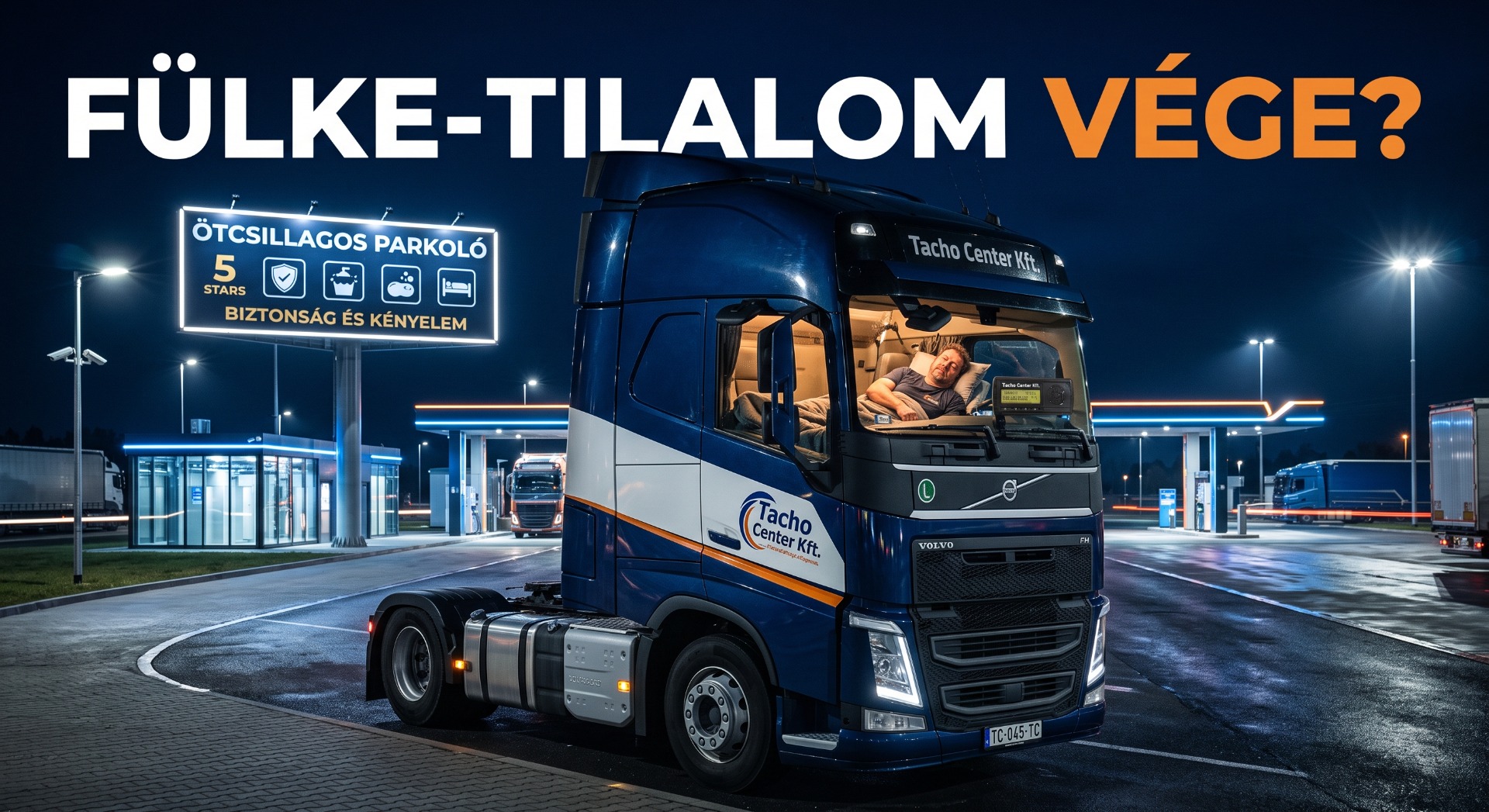 Kék Volvo kamion áll éjszakai benzinkútnál, sofőrrel a fülkében, háttérben világító tábla.